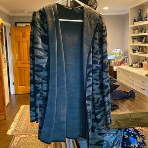 Rachel Zoe XL open cardigan in camo with pockets.